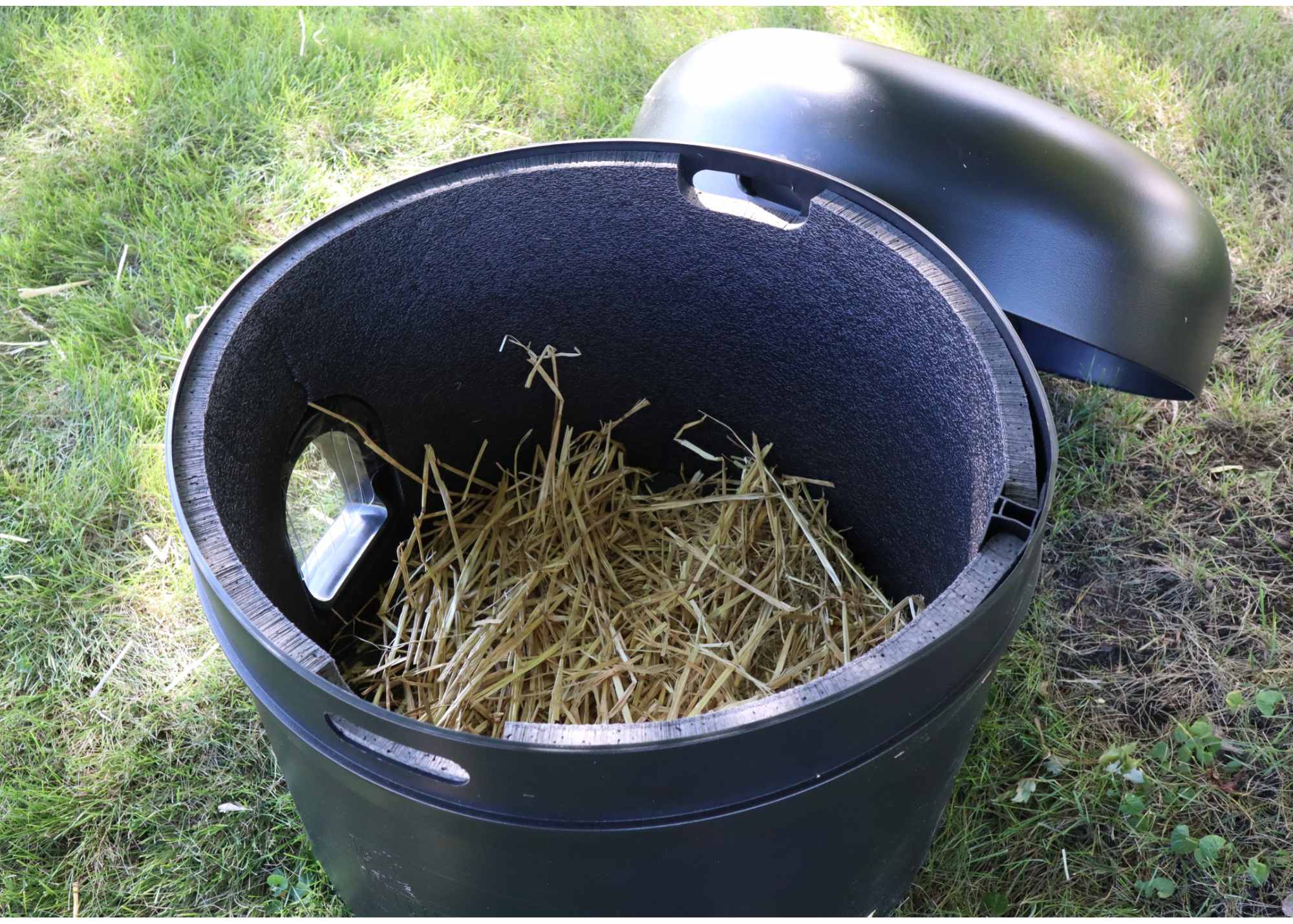 https://www.thekittytube.com/product_images/uploaded_images/the-kitty-tube-outdoor-insulated-cat-house-with-straw.jpg